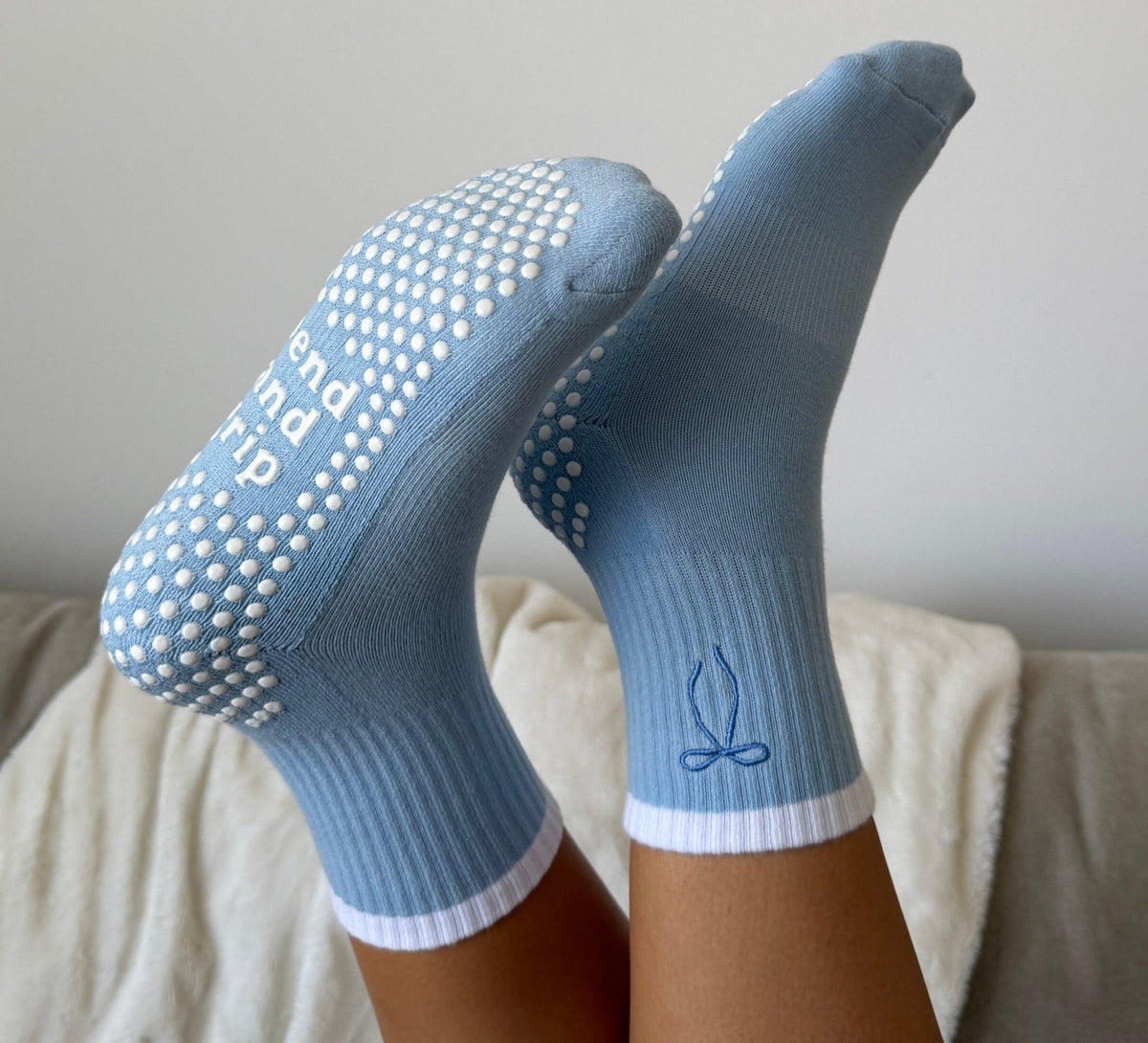 The Blue Bow - bend and grip